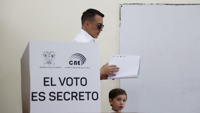 Le président de l'Équateur et candidat à la présidence, Daniel Noboa, du mouvement politique Action nationale démocratique (ADN), montre son vote dans l'unité éducative Antonio Moya Sánchez lors du second tour de l'élection présidentielle du 9 février 2025 à Olon, en Équateur. 