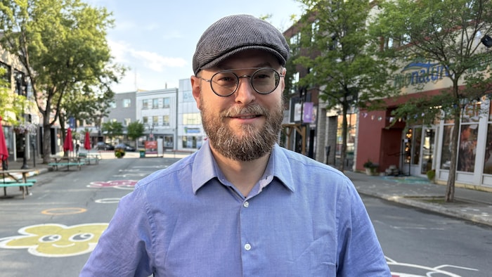 Daniel Proulx pose en plein rue Principale à Rouyn-Noranda.