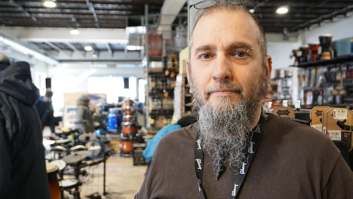 Daniel Sauvé dans son magasin.
