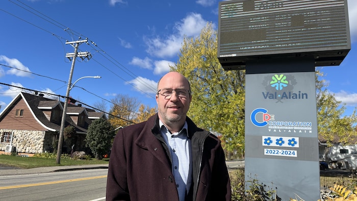 Le maire de Val-Alain, Daniel Turcotte, dans sa municipalité, en automne.
