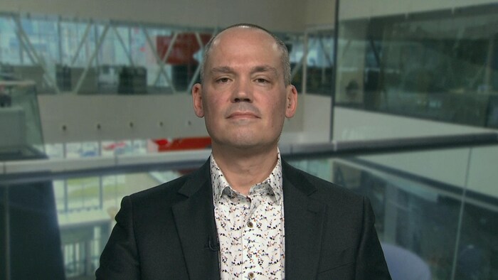 Daniel Vézina lors d’une entrevue dans les studios de Radio-Canada.