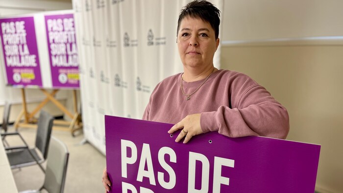 Daniella Thorn pose pour la caméra pendant une conférence de presse.