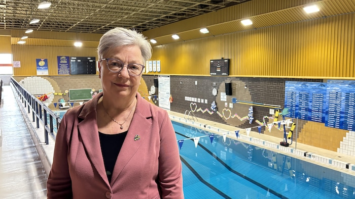 Danielle Beaupré devant une piscine intérieure.