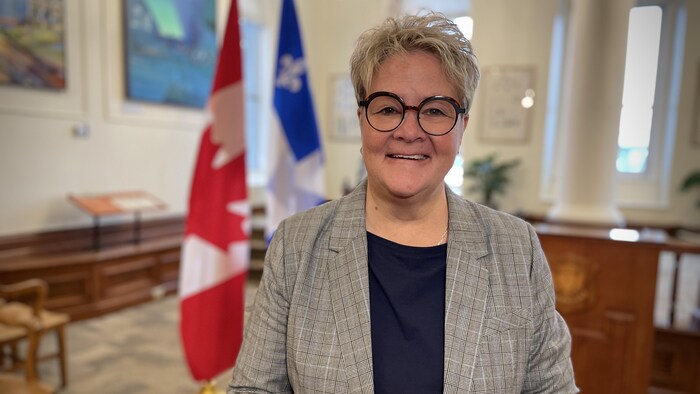 Danielle Berthold sourit à l'intérieur de l'hôtel de ville. 