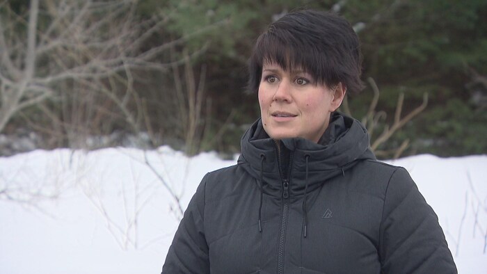 Une femme en entrevue à l'extérieur.