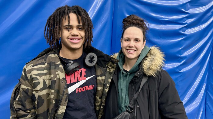 Portrait de Danielle Jacobs et son fils, souriants. 