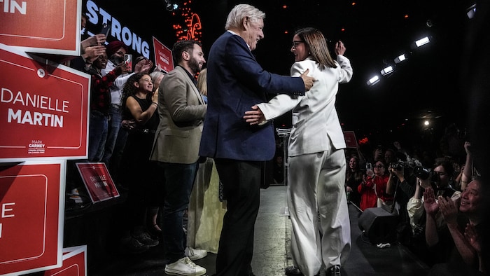 Danielle Martin et Bob Rae se salue sur une scène.
