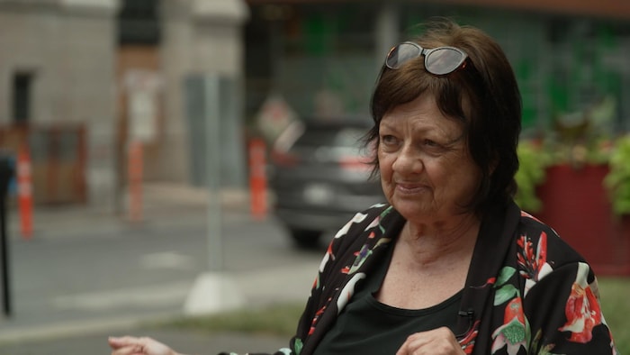 Une femme devant une rue.