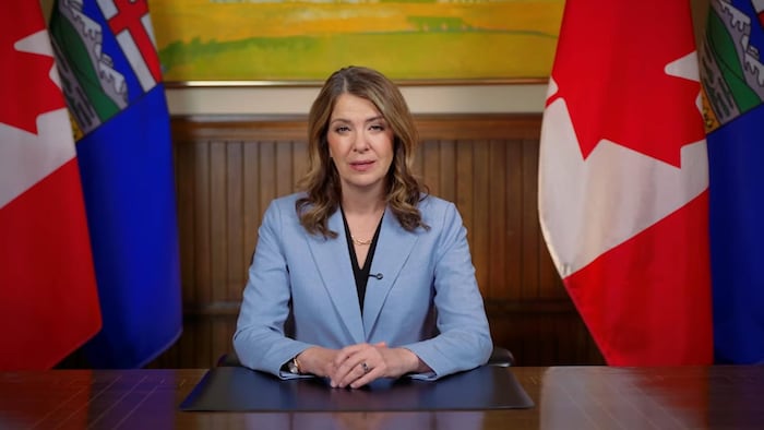 La première ministre de l'Alberta, Danielle Smith, lors de son discours télévisé diffusé le 21 mai 2026.