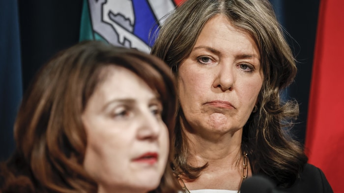 Danielle Smith regarde Adriana LaGrange lors d'une conférence de presse.