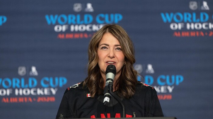 Danielle Smith s'adresse aux médias devant un lutrin.