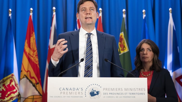 Danielle Smith, la première ministre albertaine, et David Eby, lad homologue britanno-colombien.