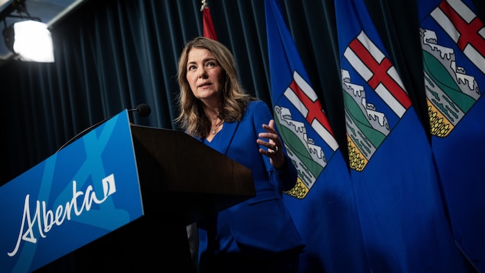 La première ministre de l'Alberta, Danielle Smith, répond aux questions lors d'une conférence de presse à Calgary, le vendredi 20 février 2026. 