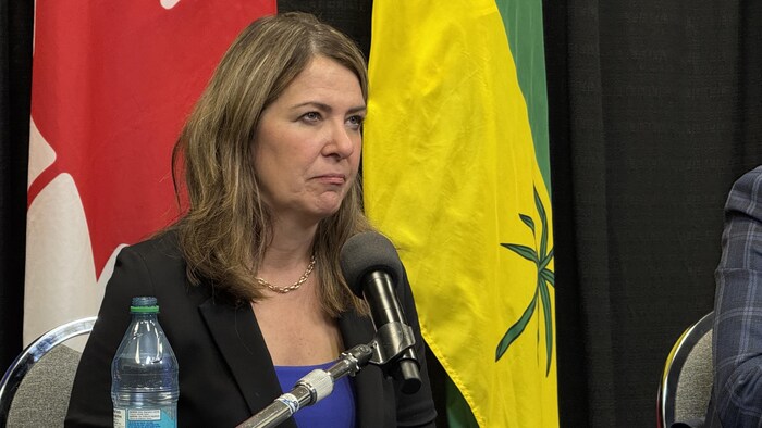 Danielle Smith lors d'une conférence de presse