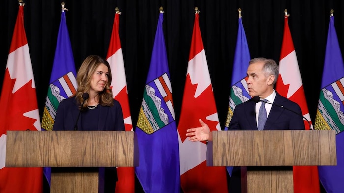 Le premier ministre du Canada, Mark Carney, et la première ministre de l'Alberta, Danielle Smith, lors d'un événement à Calgary ce printemps. (Photo d'archives)