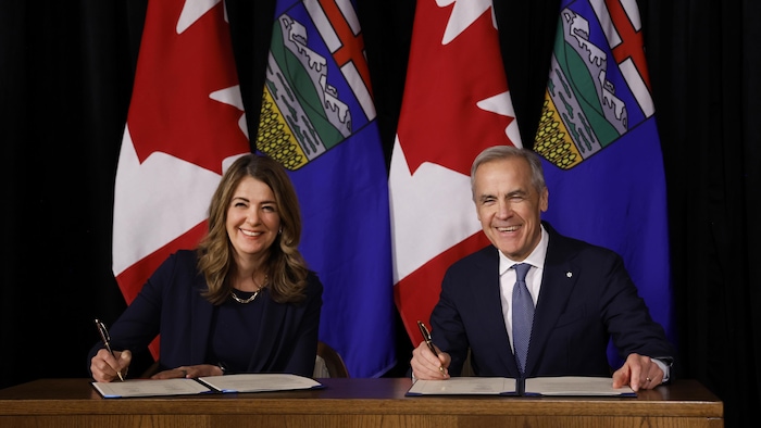 Mark Carney et Danielle Smith ont signé, le 15 mai dernier, leur entente ouvrant la voie à la construction d'un nouveau pipeline.