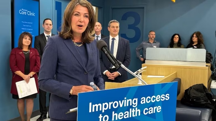 La première ministre Danielle Smith en conférence de presse dans une pharmacie Shoppers Drug Mart d'Edmonton, le 25 janvier 2024.