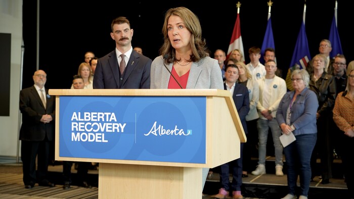 À la gauche, le ministre de la Santé mentale et des Dépendances, Dan Williams, et à la droite, la première ministre de l'Alberta, Danielle Smith. 