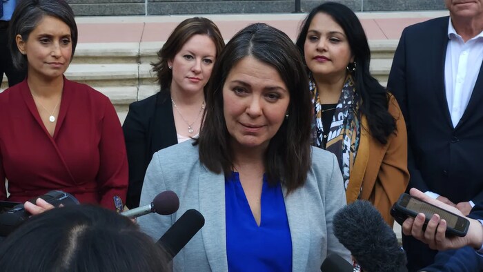 Danielle Smith, entourée de certains des candidats qu'elle affrontait dans la course à la chefferie du Parti conservateur uni de l'Alberta, parle à des journalistes, 7 octobre 2022.