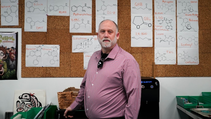 Un portrait de Dana Larsen dans les locaux de Get Your Drugs Tested.