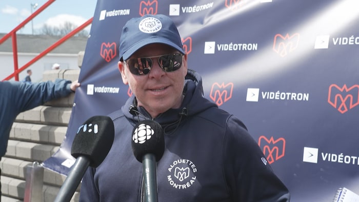 Maciocia en entrevue vêtu d'une casquette et d'un coton ouaté des Alouettes.