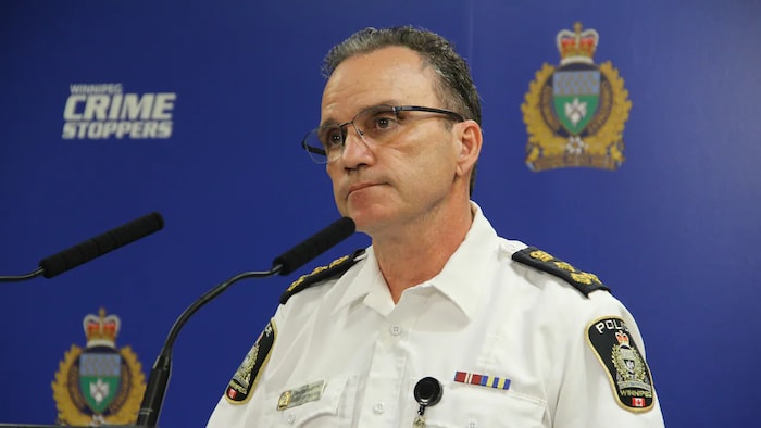 Danny Smyth, le chef du Service de police de Winnipeg, tenant un discours lors d'une conférence de presse. 