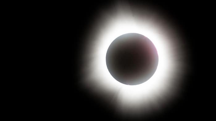 Le cercle noir de la Lune couvre entièrement le Soleil.