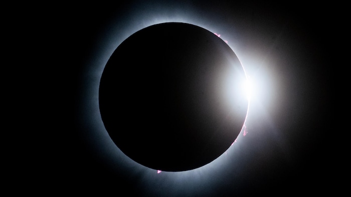 Le cercle noir de la Lune couvre entièrement le Soleil, mais un point demeure très lumineux.
