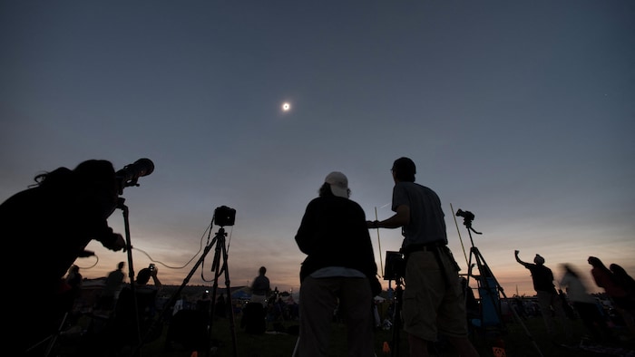 Des photographes devant une éclipse.