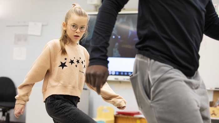 Deux personnes dansent.