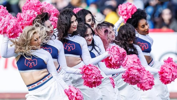 Elles dansent pendant un match.