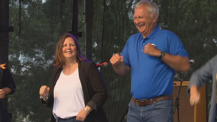 Jennifer Russell et Blaine Higgs qui dansent.