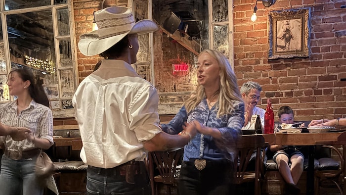 Trystan Guernon et Suzanne Hamel dansent ensemble.