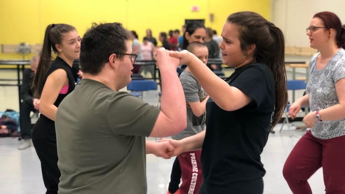 Des personnes en situation de handicap dans un cours de danse.