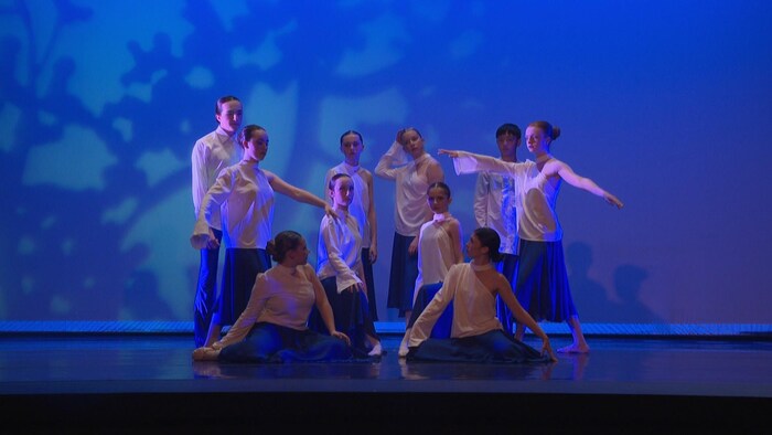 Des danseurs sur une scène.