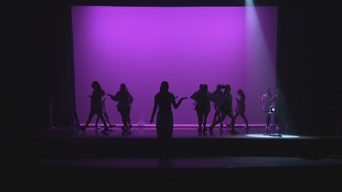 Des danseurs sur une scène.