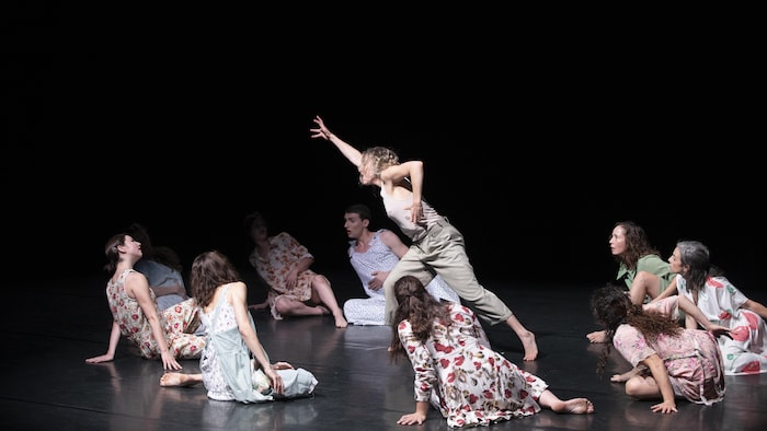 Des danseurs sur une scène.