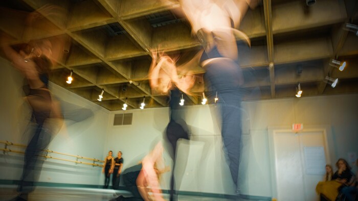 Des femmes dans un studio de danse.