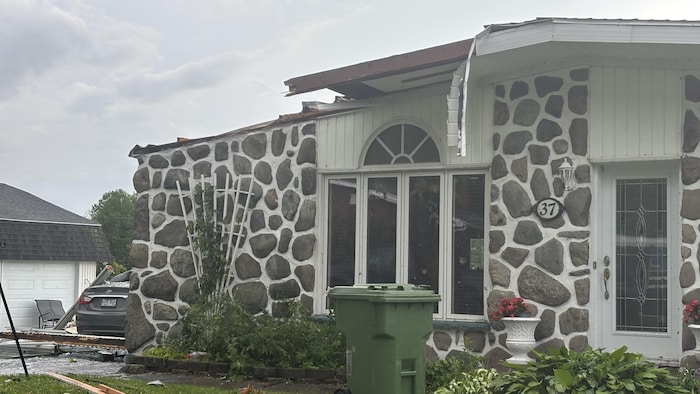 Une partie du toit d'une maison arrachée à Danville après le passage d'un mésocyclone.