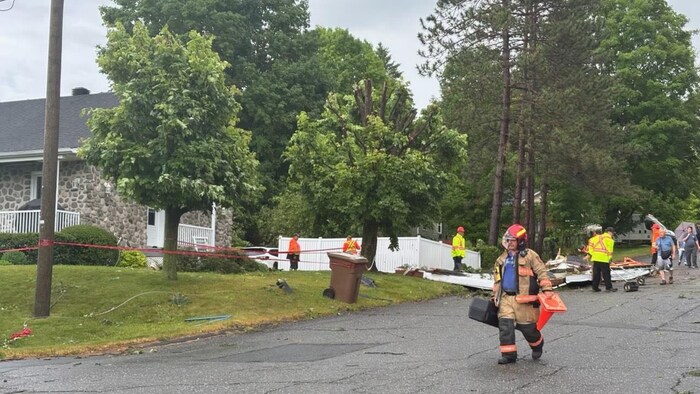 Les pompiers de Danville s'affairent à ramasser des débris sur la 3e Avenue après le passage d'un mésocyclone.