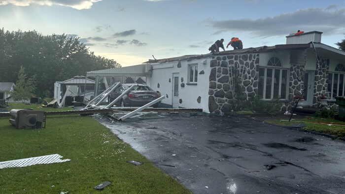 Une maison de Danville dont l'abri d'auto est complètement détruit.