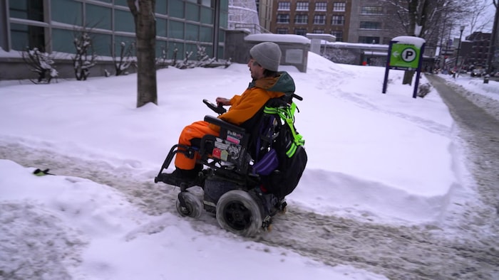 Il roule sur un trottoir mal déneigé.