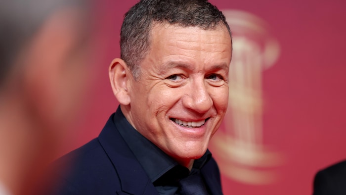 Un homme sourit.