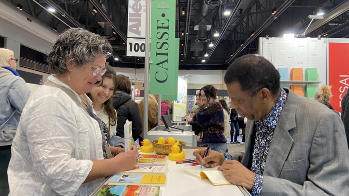 Dany Laferrière en en pleine séance de dédicaces au Salon du livre.