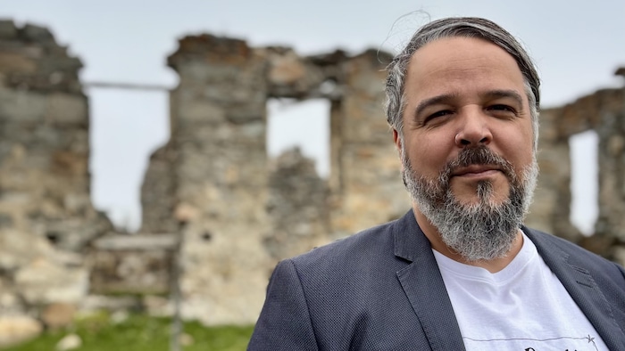Dany Larrivée prend la pose devant la maison François-Leclerc