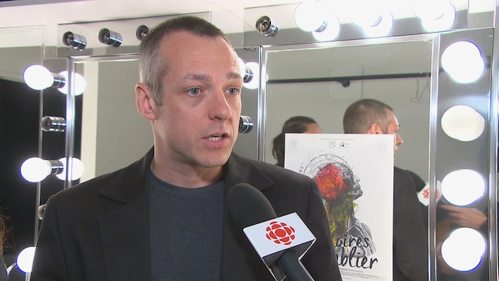 Le metteur en scène Dany Lefrançois accorde une entrevue à une équipe de Radio-Canada.