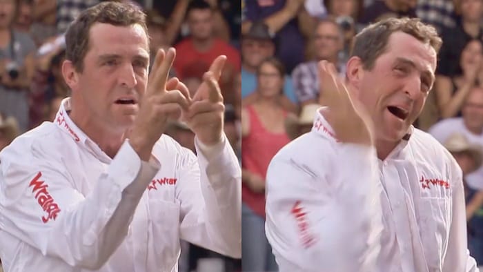 Un homme se frappe au visage.