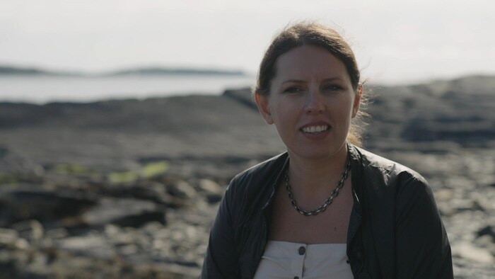 Dariia Atamanchuk sur une plage.