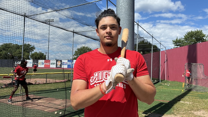 Un joueur de baseball.