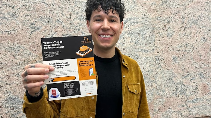 Darion Ducharme montre une carte qui résume certaines fraudes possibles sur Internet.